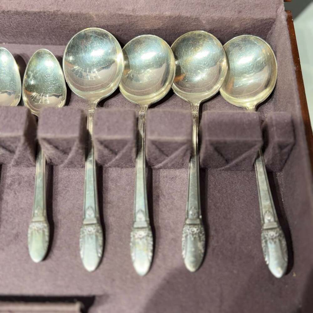 1847 Rogers Bros First Love Silverplate Flatware Set with Wood Chest 20pies set - Picture 4 of 15